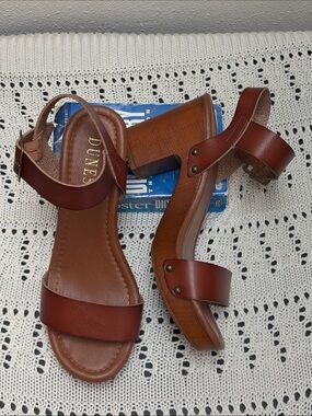 Dunes Women's Brown Leather Block Heel Sandals. Size 8